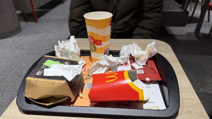 McDonald’s i brda otpada: Zašto ne peru posuđe?